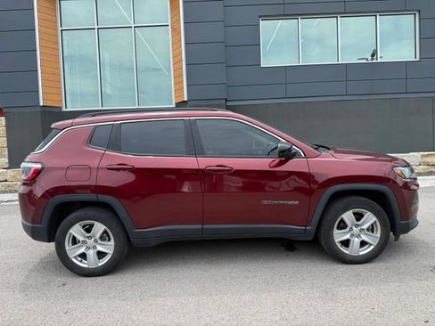 Used 2022 Jeep Compass Latitude w/ Convenience Group AWD/4WD image 2