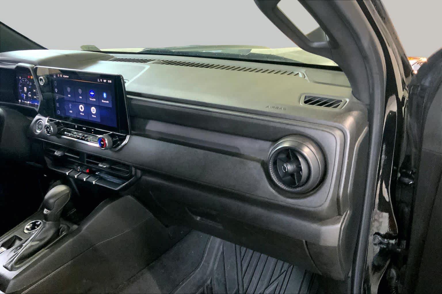 Used 2024 Chevrolet Colorado W/T w/ Advanced Trailering Package AWD/4WD image 18