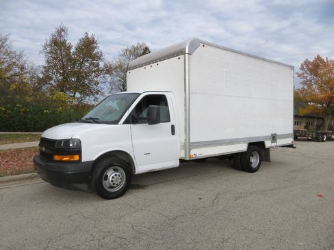Used 2018 Chevrolet Express 3500 w/ Driver Convenience Package image 2