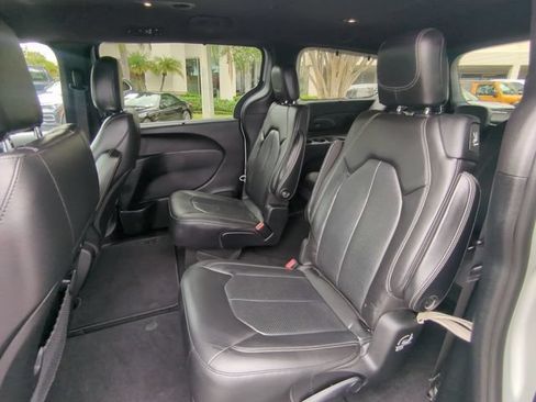 Used 2021 Chrysler Pacifica Touring-L w/ Premium & Safety Sphere Group FWD image 17