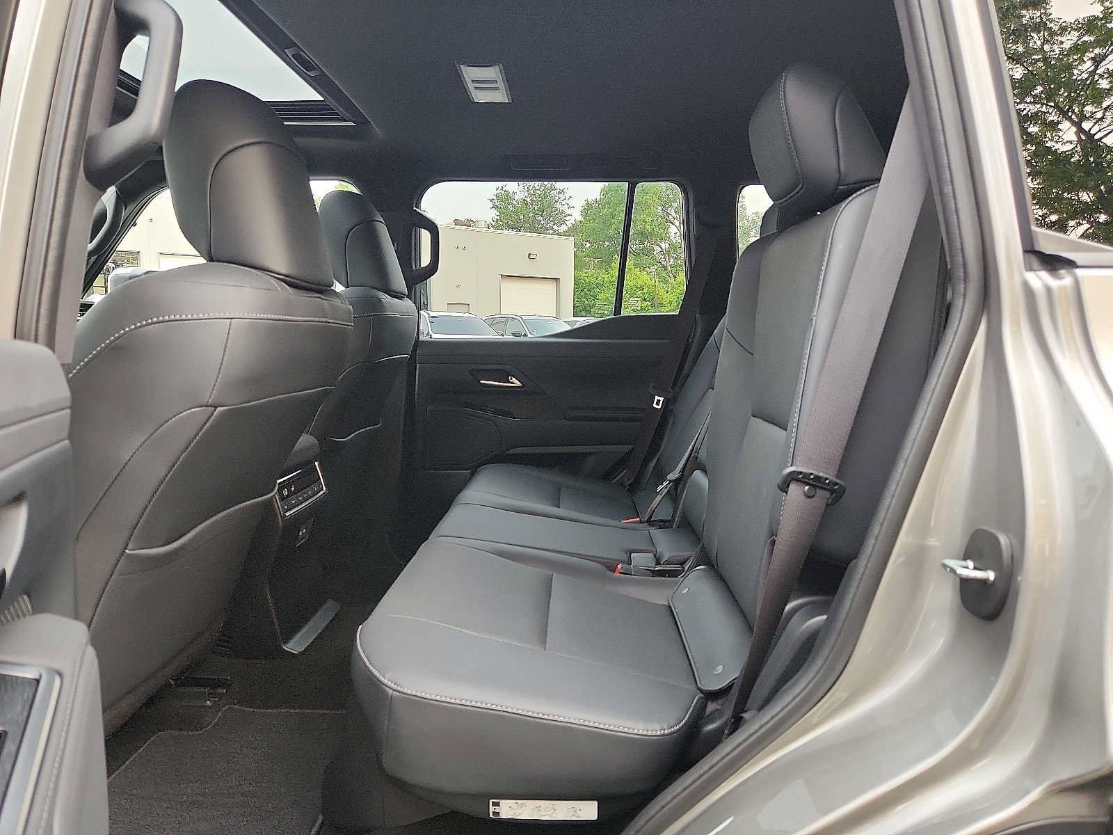 Used 2024 Lexus GX 550 w/ Accessory Package (Z1) AWD/4WD image 10