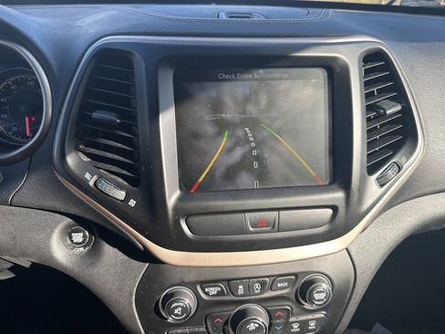 Used 2017 Jeep Cherokee Limited image 7