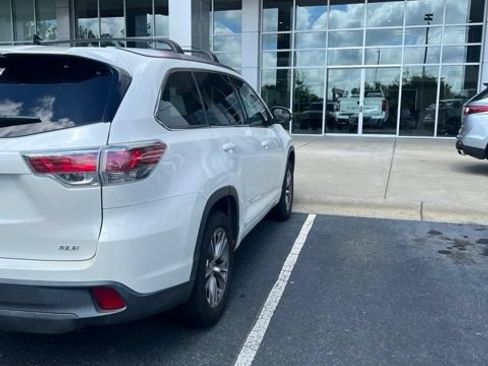 Used 2014 Toyota Highlander XLE FWD image 3