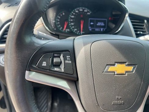 Used 2020 Chevrolet Trax LT w/ LT Convenience Package AWD/4WD image 23