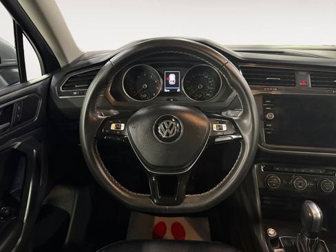 Used 2021 Volkswagen Tiguan SE image 19