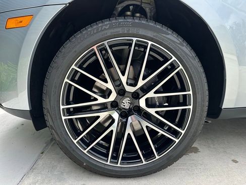 Used 2025 Porsche Macan image 40