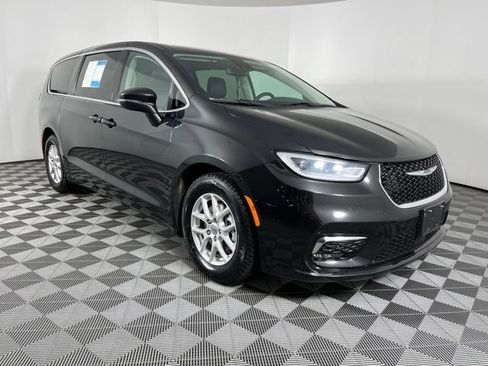Used 2023 Chrysler Pacifica Touring-L FWD image 1