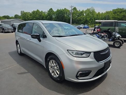 Used 2024 Chrysler Pacifica Touring-L FWD image 4