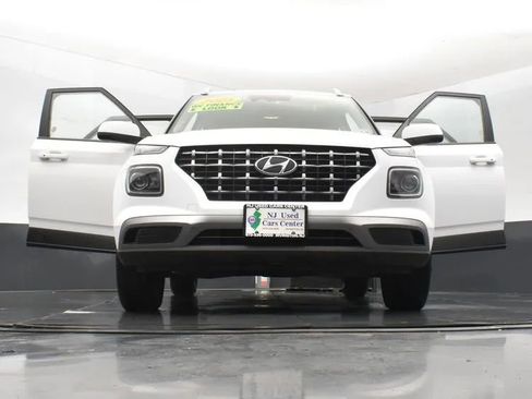 Used 2025 Hyundai Venue SEL image 11