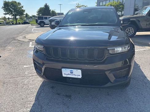 Used 2025 Jeep Grand Cherokee Altitude AWD/4WD image 10