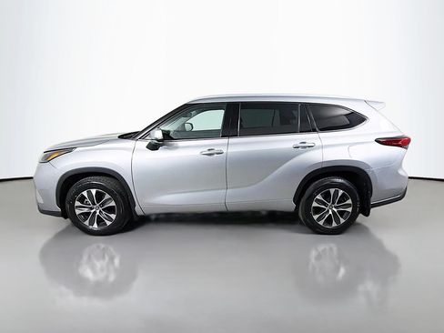 Used 2022 Toyota Highlander XLE AWD/4WD image 9