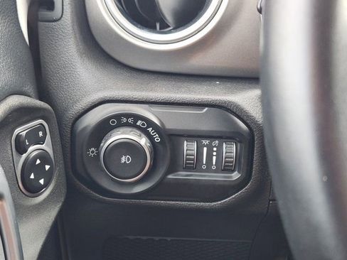 Used 2019 Jeep Wrangler Unlimited Sahara image 23