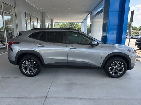 Used 2025 Chevrolet Trax LT FWD image 3