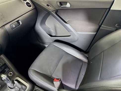 Used 2018 Volkswagen Tiguan Limited w/ Premium Package image 19