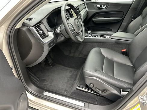 Used 2025 Volvo XC60 B5 Core image 11