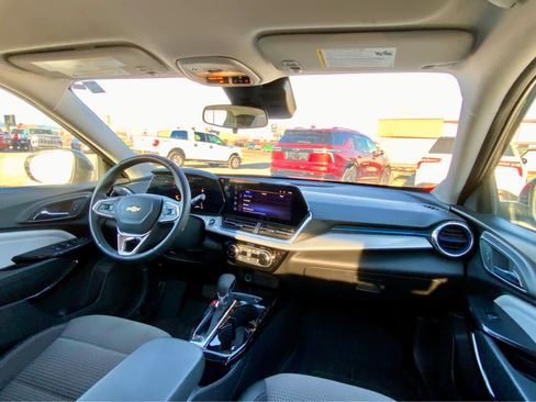 Certified 2025 Chevrolet Trax LT w/ Driver Confidence Package image 28