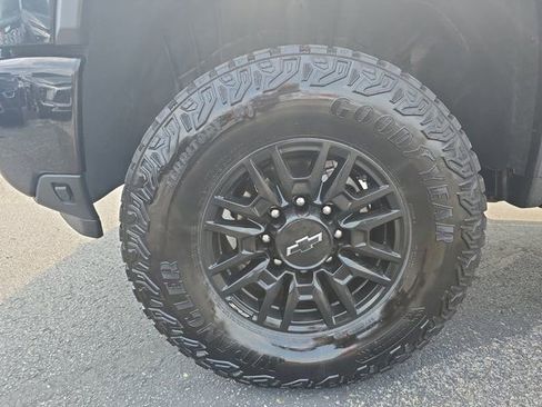 Used 2024 Chevrolet Silverado 2500 ZR2 w/ Technology Package image 9
