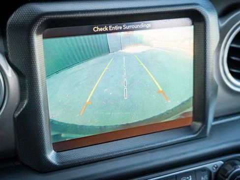 Used 2018 Jeep Wrangler Unlimited Sahara w/ Uconnect 4C Nav & Sound Group image 19