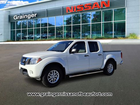Used 2020 Nissan Frontier SV image 2