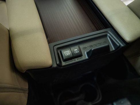 Used 2024 Toyota Sienna XLE FWD image 38