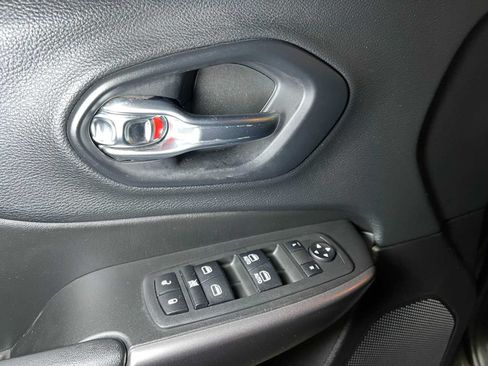Used 2019 Jeep Cherokee Latitude Plus FWD image 20