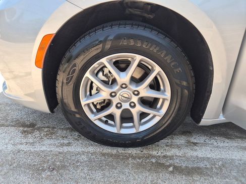 Used 2023 Chrysler Pacifica Touring-L FWD image 25
