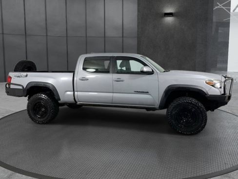 Used 2018 Toyota Tacoma TRD Off-Road w/ TRD Premium Off Road Package AWD/4WD image 4