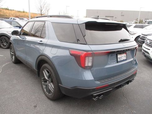 Used 2025 Ford Explorer ST image 3