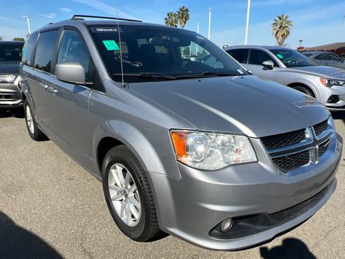 Used 2019 Dodge Grand Caravan SXT image 3