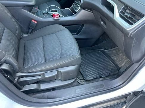 Used 2024 GMC Terrain SLE w/ Driver Convenience Package FWD image 10