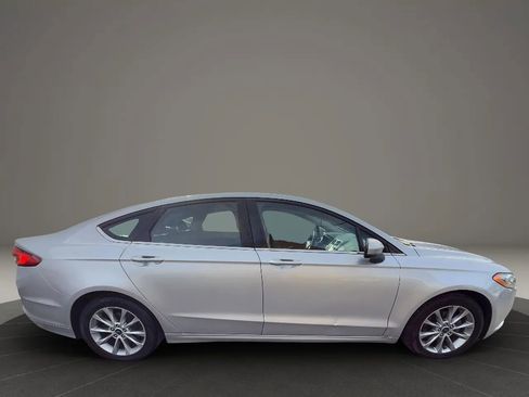 Used 2017 Ford Fusion SE w/ Fusion SE Technology Package image 4