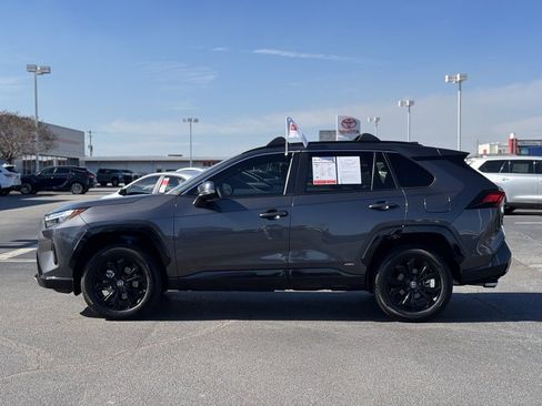 Used 2023 Toyota RAV4 SE image 8