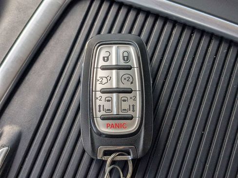 Used 2022 Chrysler Pacifica Touring-L AWD/4WD image 34