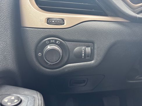 Used 2016 Jeep Cherokee Sport AWD/4WD image 19