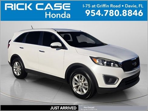 Used 2017 Kia Sorento FWD image 1
