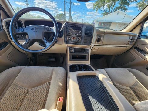 Used 2004 Chevrolet Suburban LS w/ Preferred Equipment Group RWD image 13