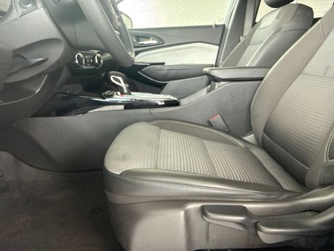 Used 2025 Chevrolet Trax LT FWD image 28