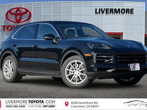 Used 2024 Porsche Cayenne Base image 1