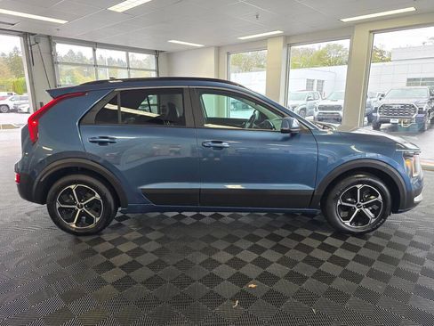 Used 2025 Kia Niro EX w/ EX Cold Weather Package FWD image 2
