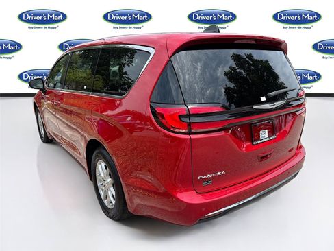 Used 2025 Chrysler Pacifica Select FWD image 5
