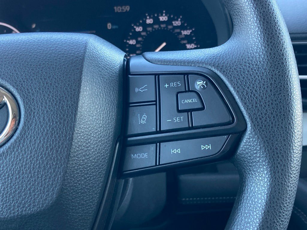 Used 2025 Toyota Sienna LE FWD image 18