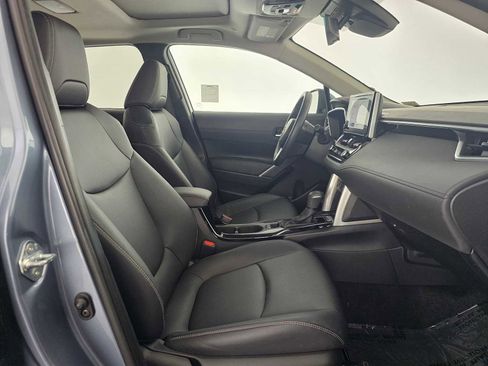 Used 2024 Toyota Corolla Cross XLE w/ Convenience Package image 19
