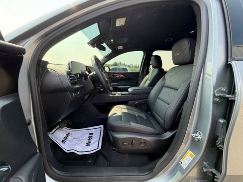 Used 2024 Chevrolet Traverse Z71 AWD/4WD image 2