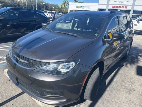 Used 2021 Chrysler Voyager Lxi image 1