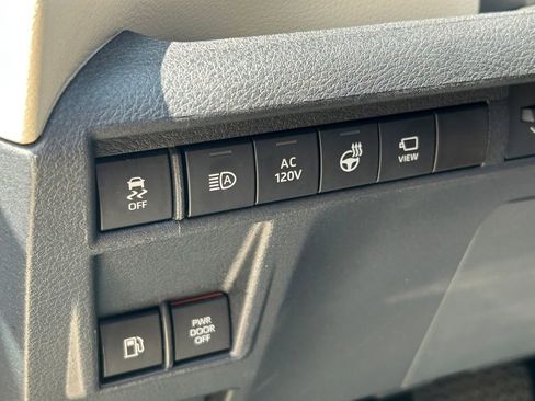 Used 2023 Toyota Sienna Platinum FWD image 31