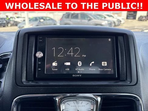 Used 2014 Chrysler Town & Country Touring image 25