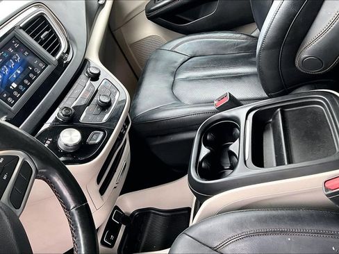 Used 2019 Chrysler Pacifica Touring-L image 22