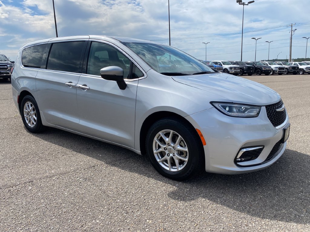 Used 2023 Chrysler Pacifica Touring-L FWD image 8