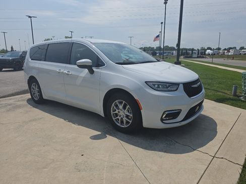 Used 2023 Chrysler Pacifica Touring-L FWD image 3