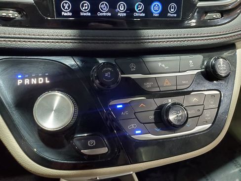 Used 2017 Chrysler Pacifica Limited FWD image 35